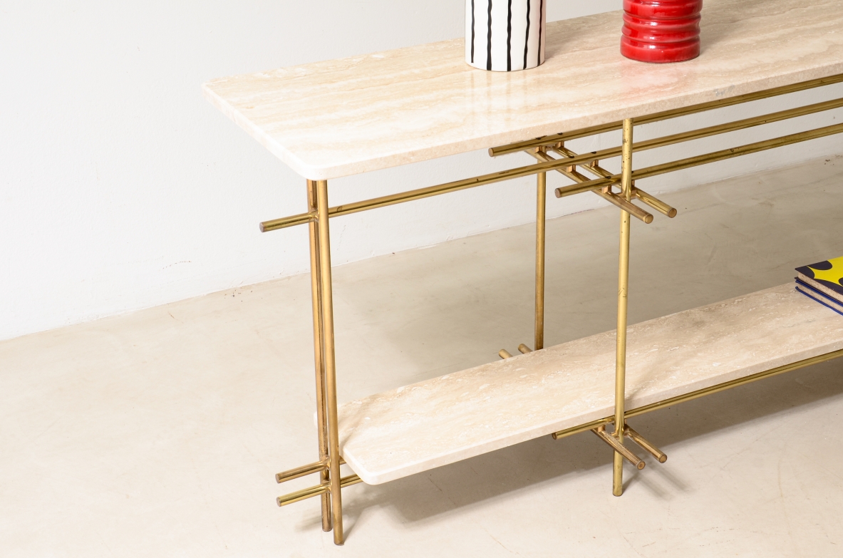 Giusto Purini Elegante consolle con struttura in ottone e con piani in marmo travertino. anni '70