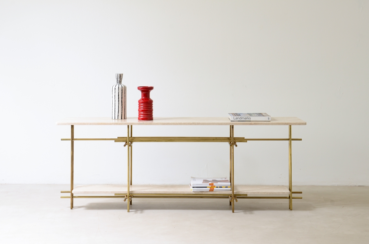 Giusto Purini Elegante consolle con struttura in ottone e con piani in marmo travertino. anni '70