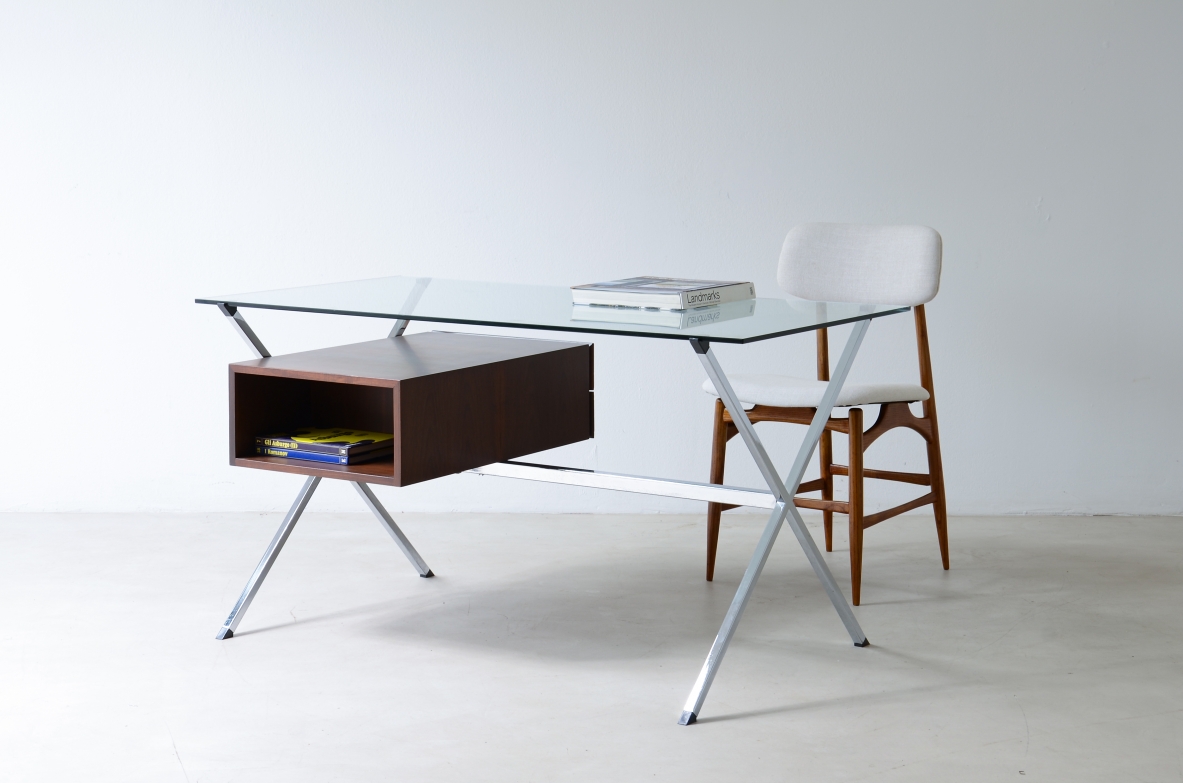 Franco Albini Scrivania  con cassetti, gamba in acciaio e piano in cristallo. Disegno del 1958