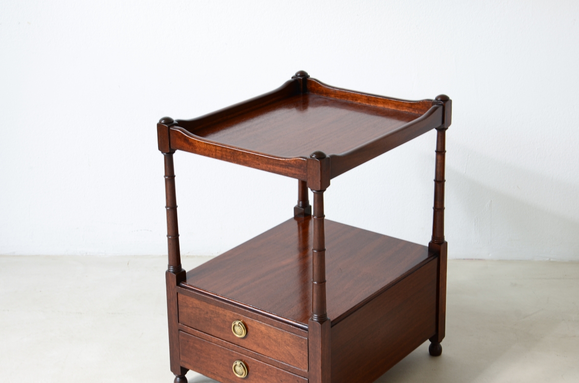 Coppia di tavolini/comodini con piano a vassoio e colonnine tornite 1900