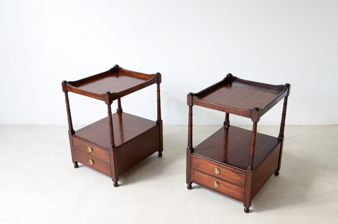 Coppia di tavolini/comodini con piano a vassoio e colonnine tornite 1900