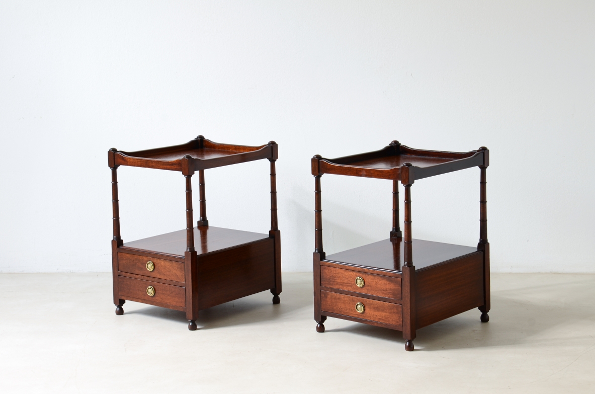 Coppia di tavolini/comodini con piano a vassoio e colonnine tornite 1900