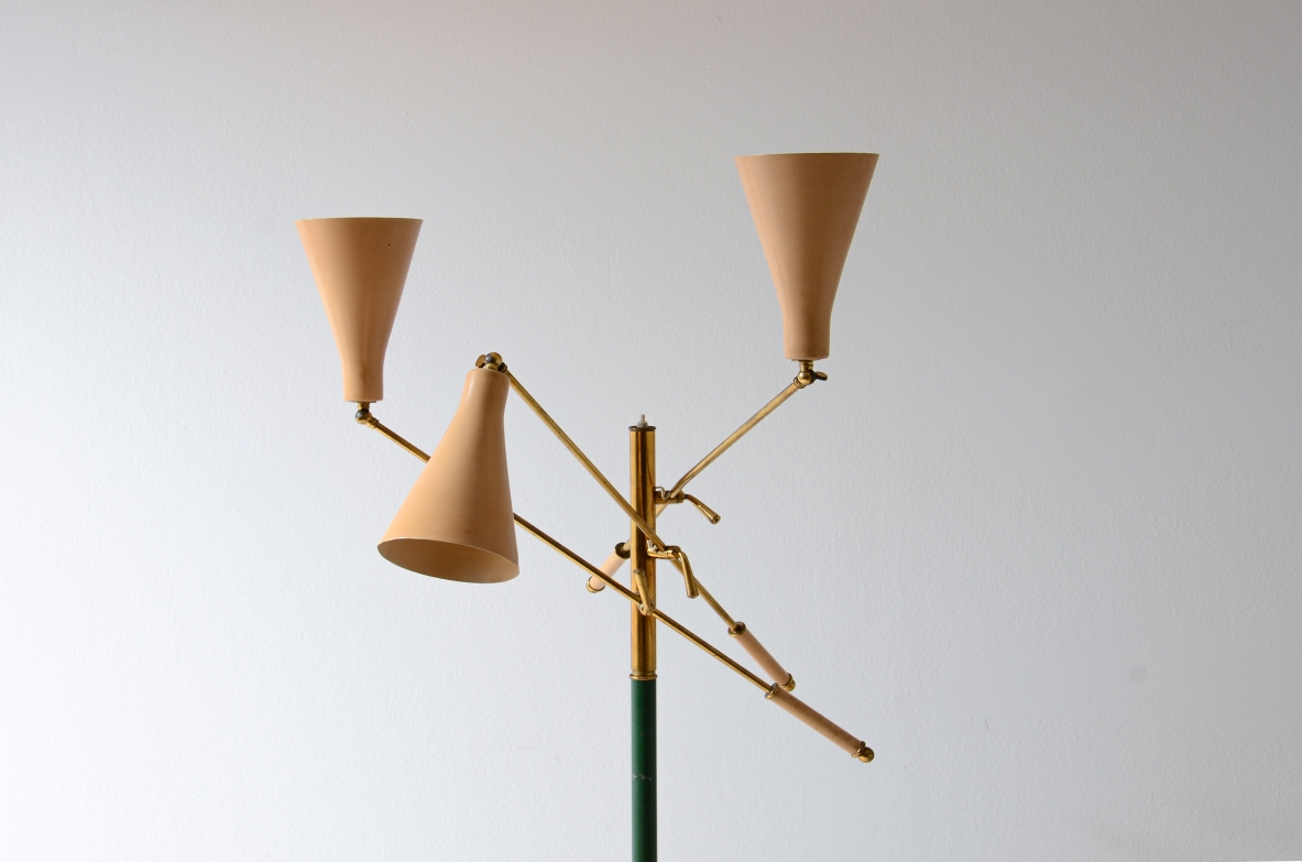 Stilnovo 1950 Lampada da terra con stelo centrale e tre bracci in ottone