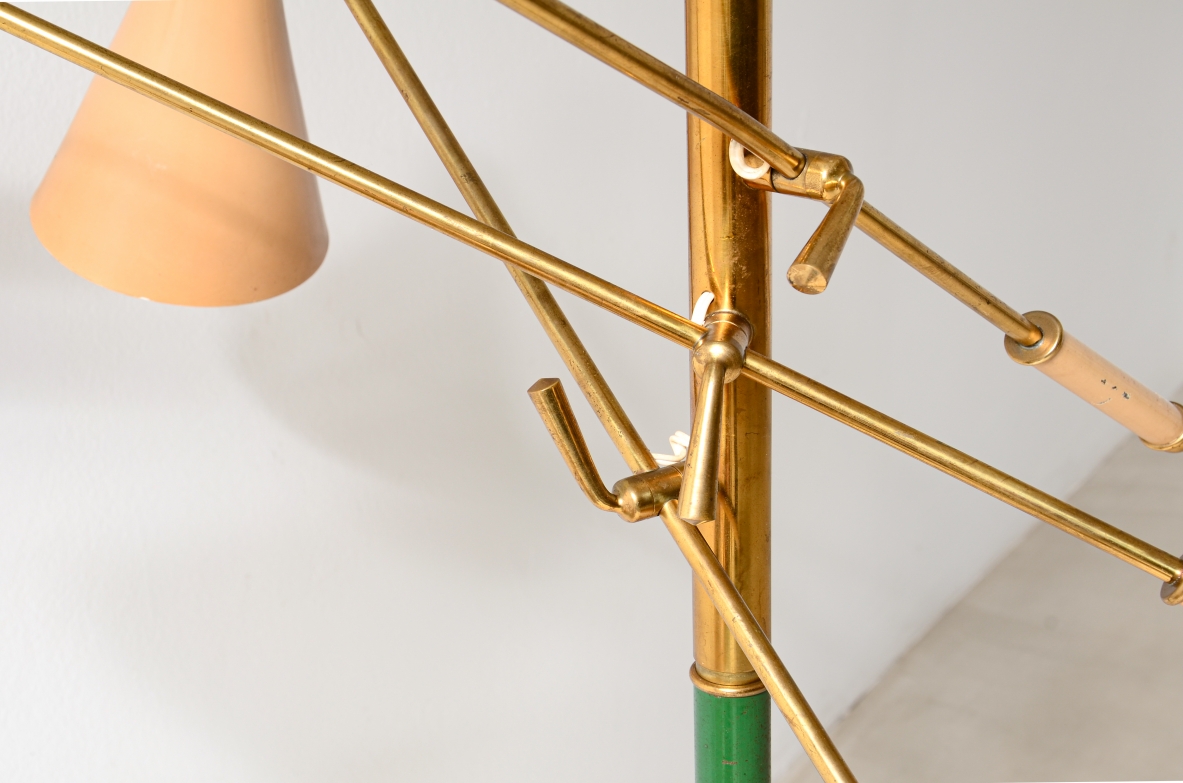Stilnovo 1950 Lampada da terra con stelo centrale e tre bracci in ottone