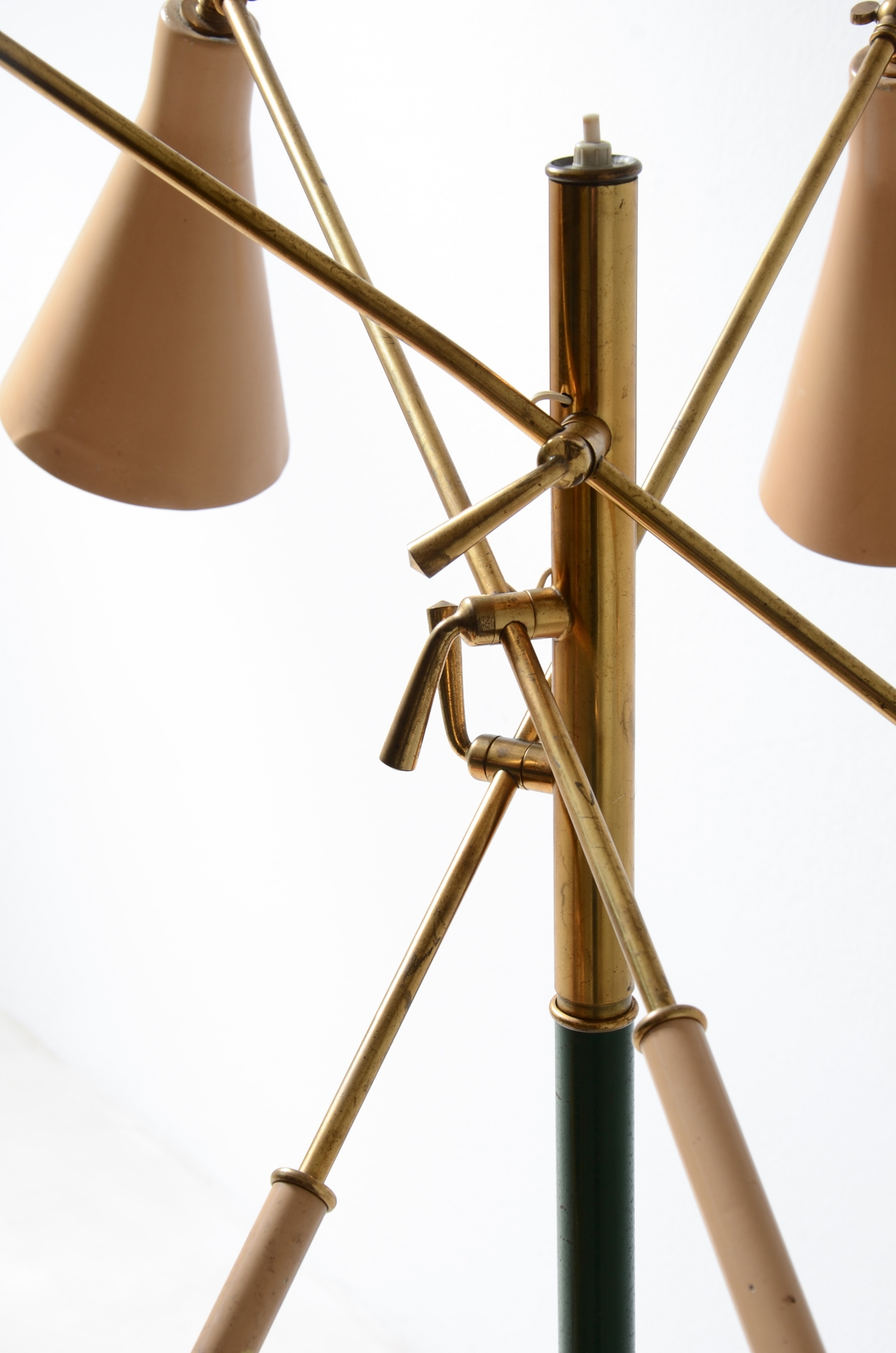 Stilnovo 1950 Lampada da terra con stelo centrale e tre bracci in ottone
