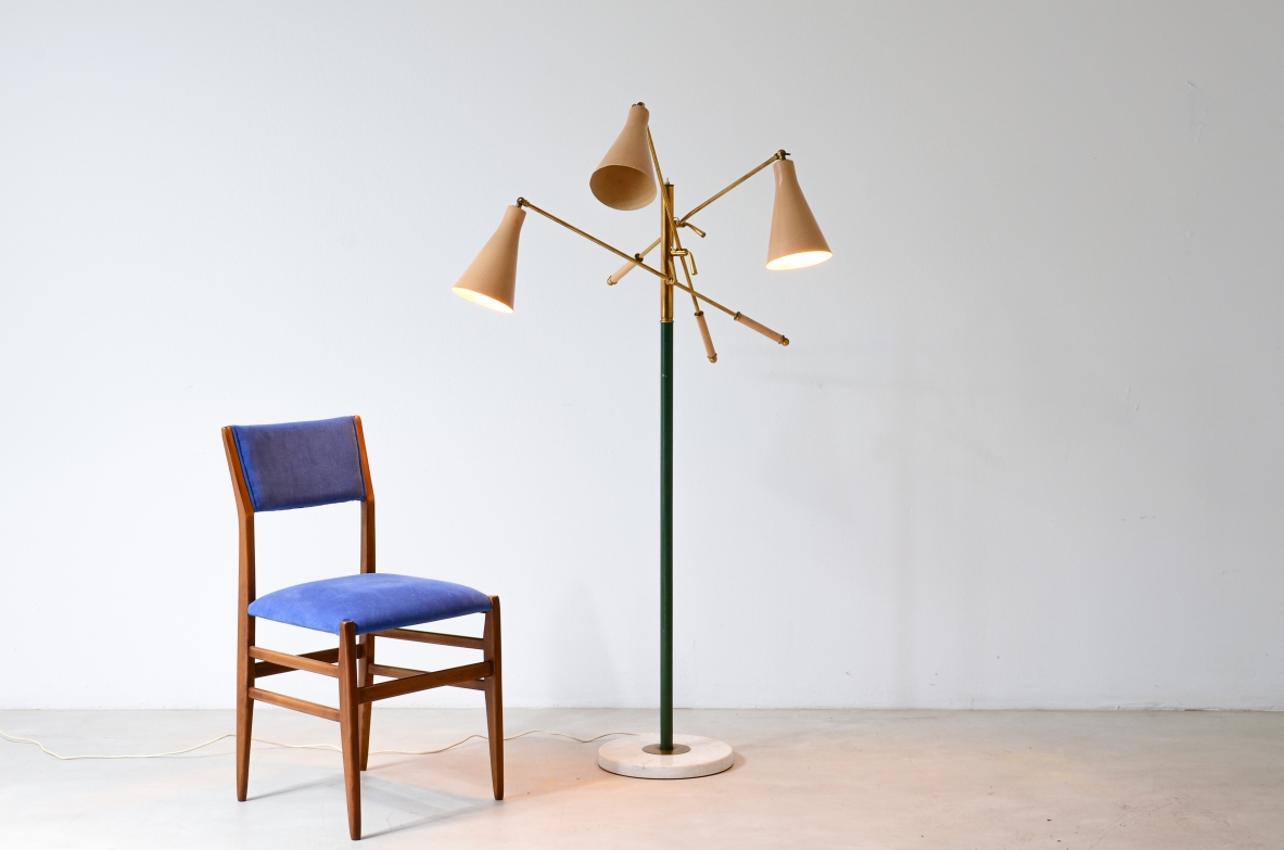 Stilnovo 1950 Lampada da terra con stelo centrale e tre bracci in ottone