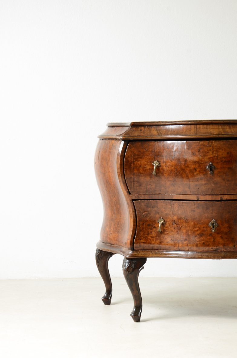 Raro mobile di piccole dimensioni lastronato in noce e radica di noce, Venezia 1740-1950ca.