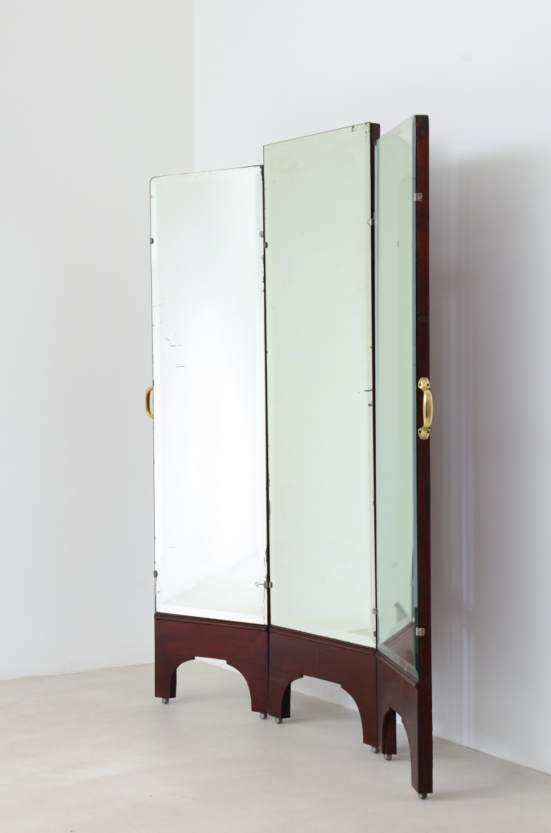 Specchiera da sartoria con struttura in legno e maniglie in ottone. 1930