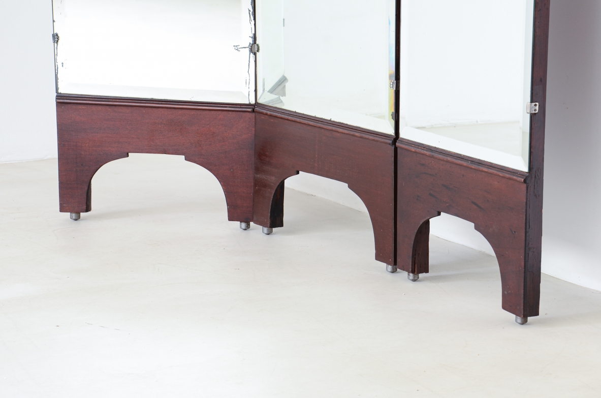 Specchiera da sartoria con struttura in legno e maniglie in ottone. 1930