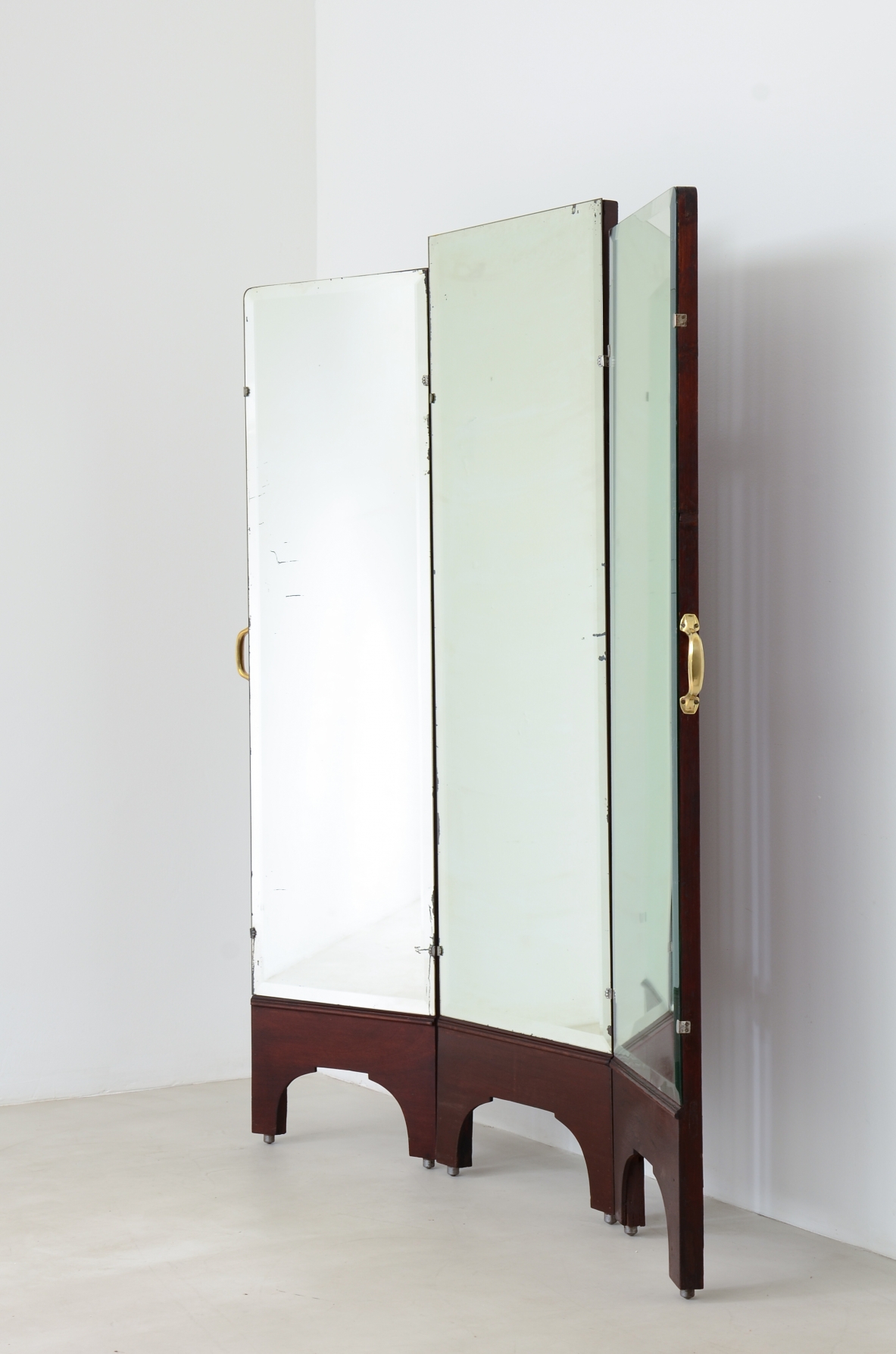Specchiera da sartoria con struttura in legno e maniglie in ottone. 1930