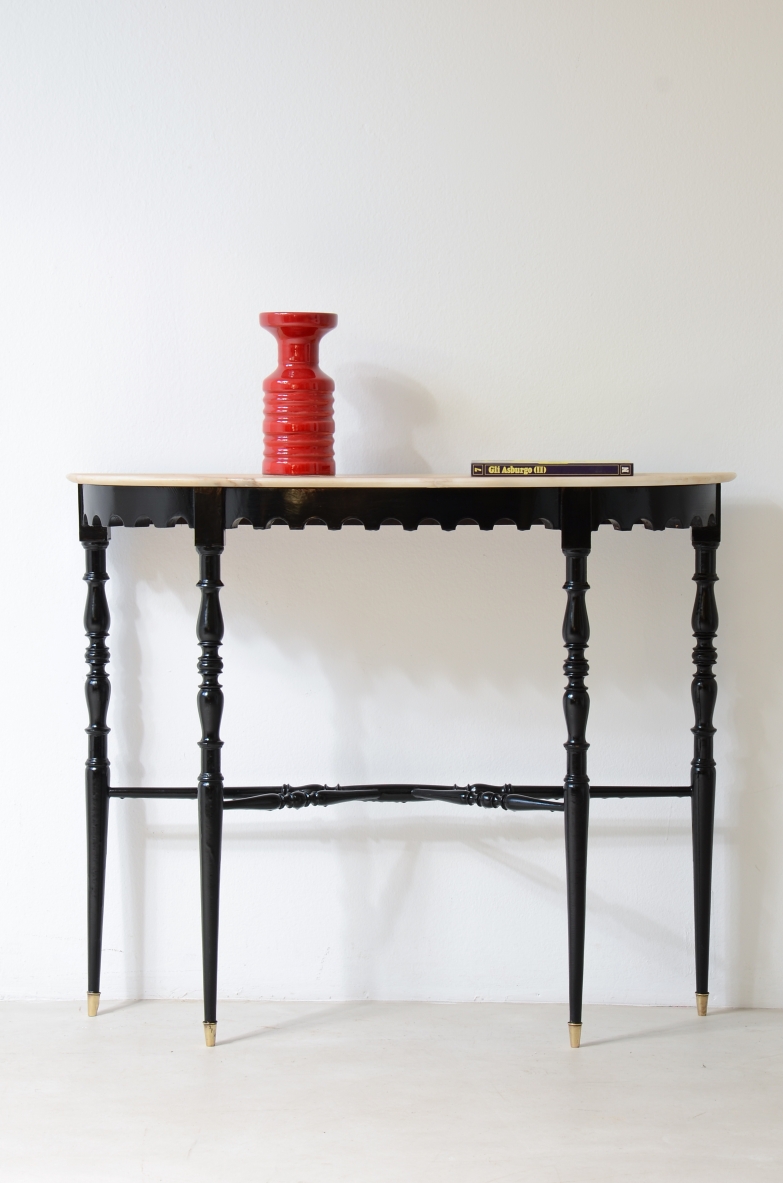 console in legno sagomato e tornito con sottili gambe. Manifattura italiana anni 40.