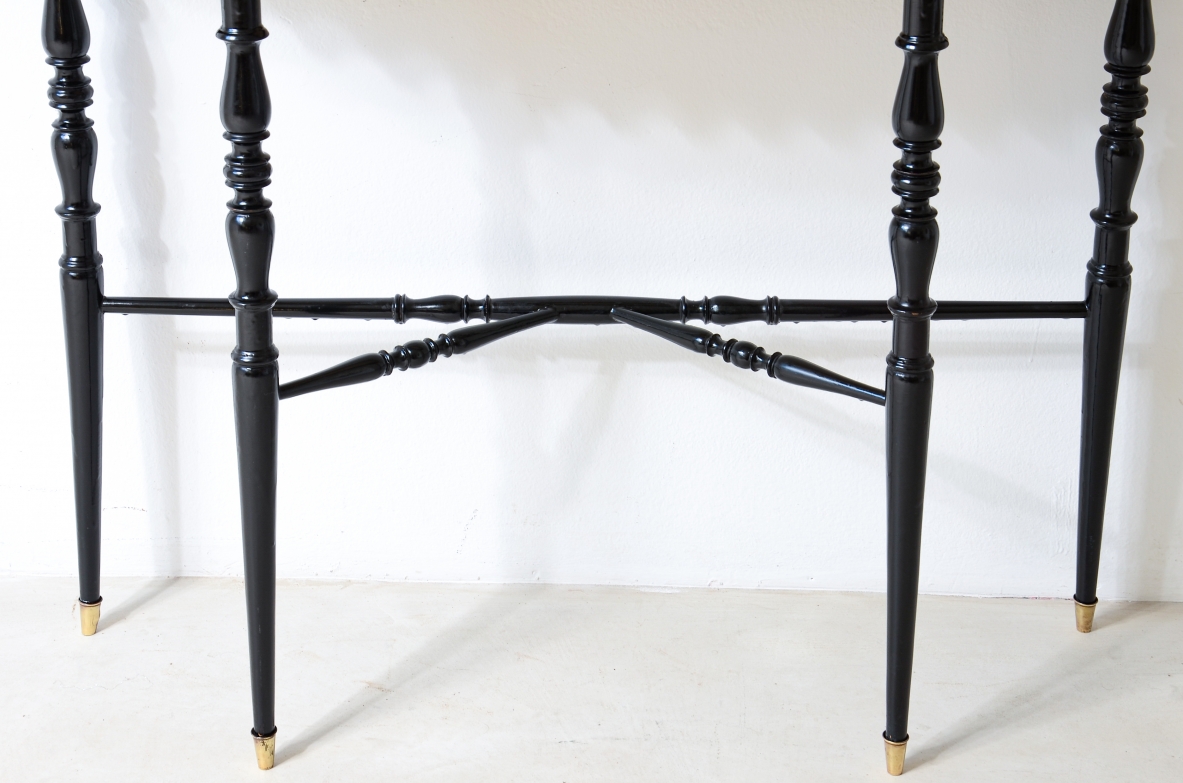 console in legno sagomato e tornito con sottili gambe. Manifattura italiana anni 40.