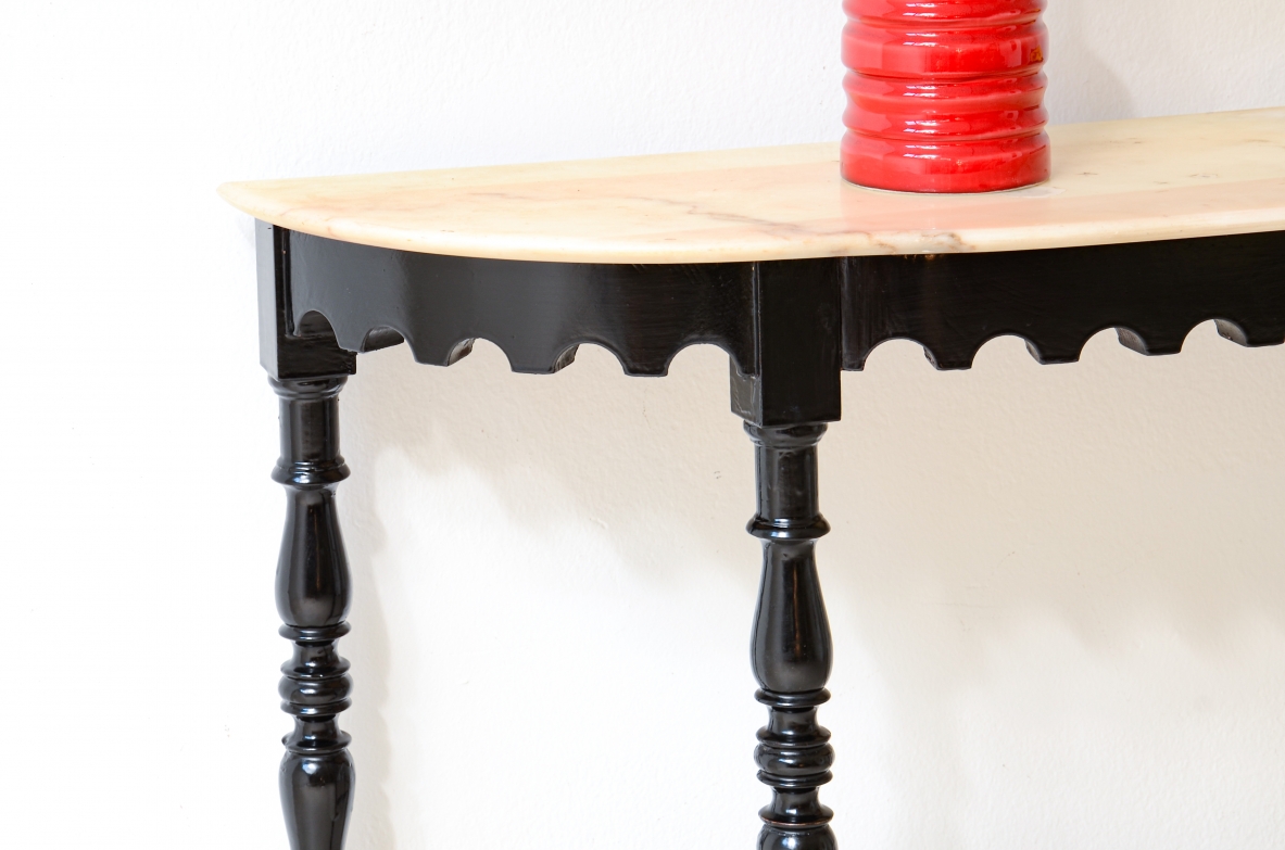 console in legno sagomato e tornito con sottili gambe. Manifattura italiana anni 40.