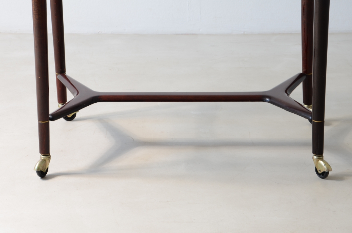 Ico Parisi, Elegant trolley model 48 in turned and shaped wood.Manufacturing A.De Faggis around 1950.