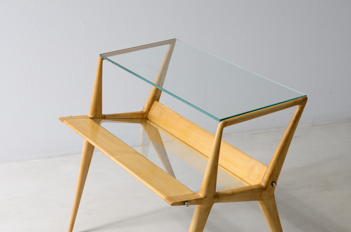 Attr. Gianni Vigorelli  Refined magazine rack table in turned maple with thick glass top 1950's
