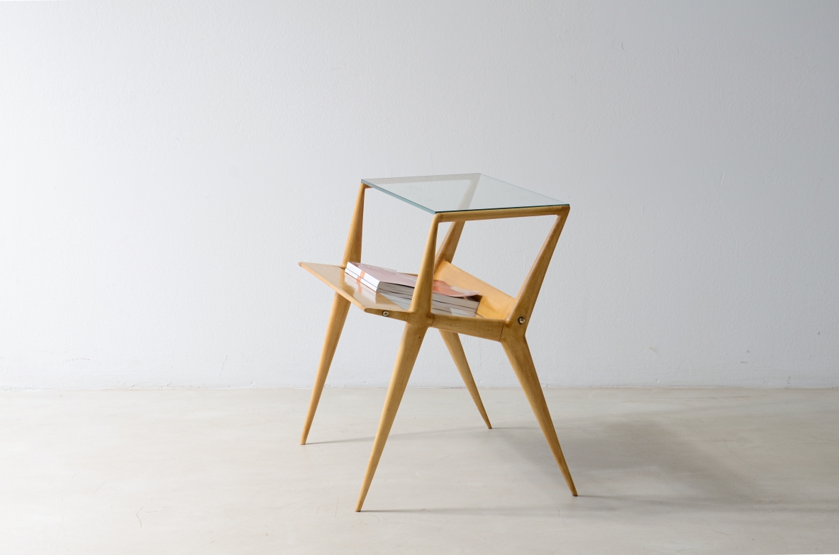 Attr. Gianni Vigorelli  Refined magazine rack table in turned maple with thick glass top 1950's