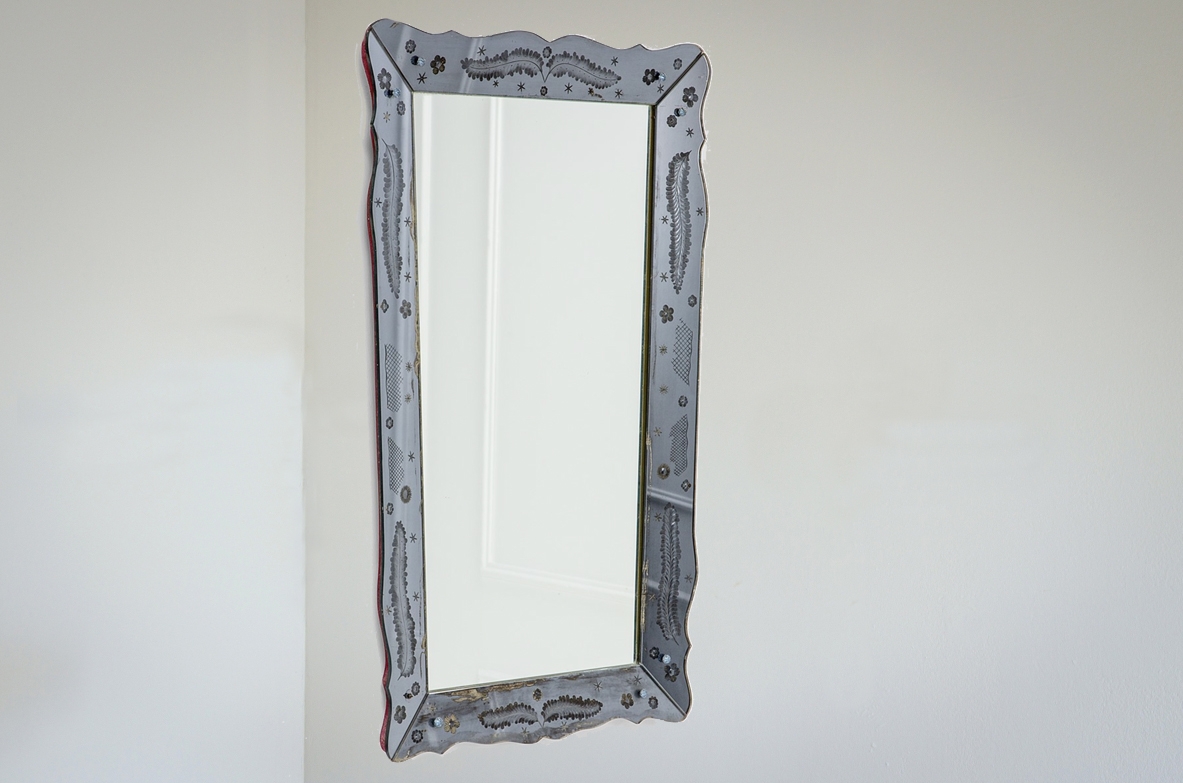 Pietro Chiesa  Elegant mirror with shaped frame in cut and engraved glass, small glass decorations.  Prod. Fontana Arte 1940ca.