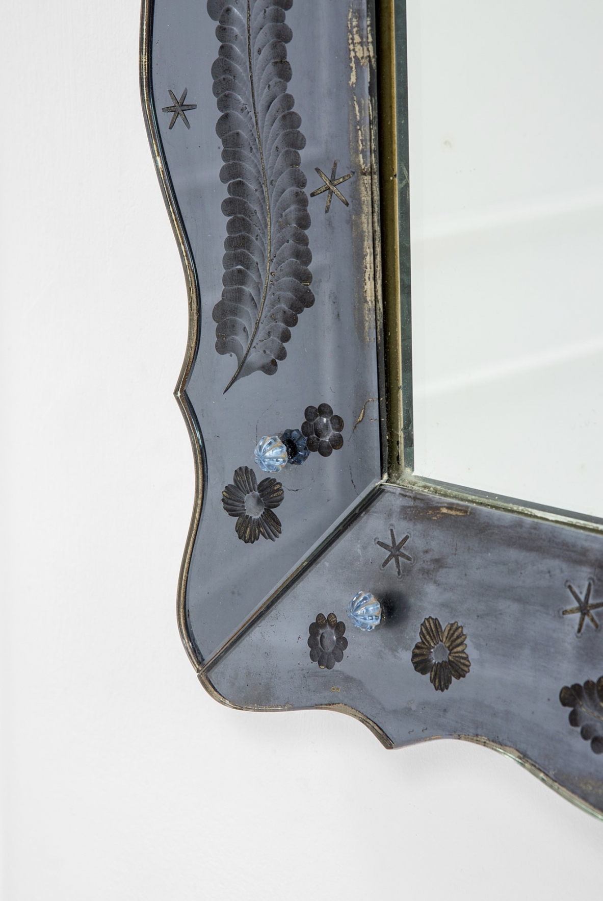 Pietro Chiesa  Elegant mirror with shaped frame in cut and engraved glass, small glass decorations.  Prod. Fontana Arte 1940ca.