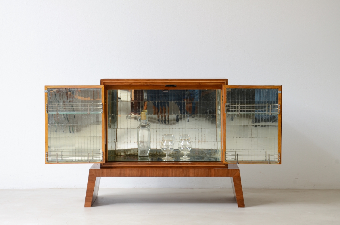 Piccolo mobile bar in legno e specchio inciso, Manifattura italiana 1940ca. 