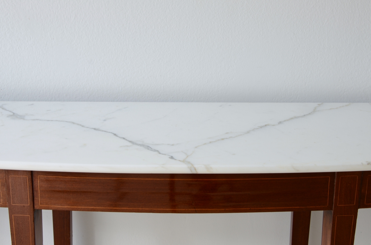 Elegante console a otto gambe rastremate con piano in marmo Carrara.  Manifattura italiana anni 50ca.