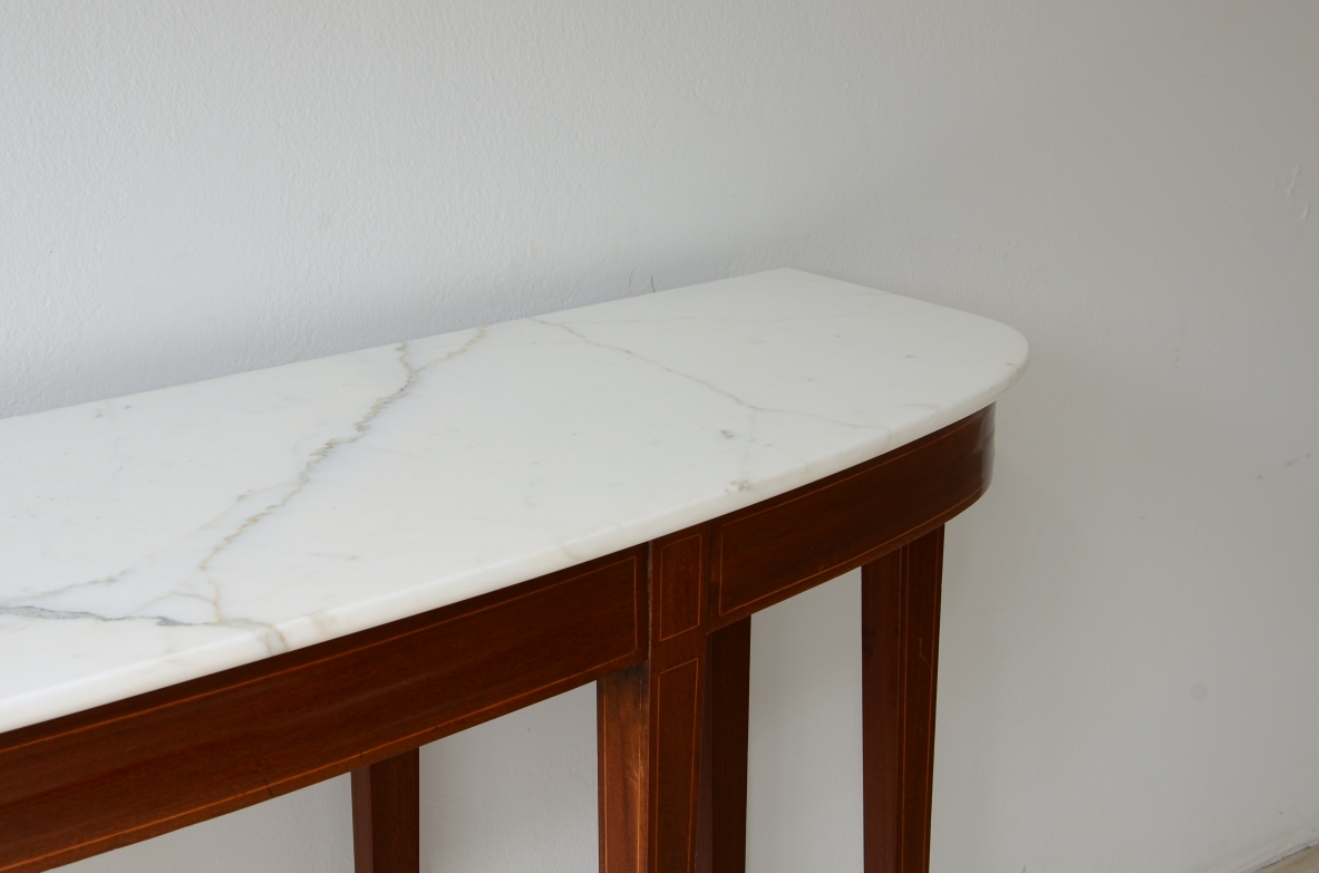 Elegante console a otto gambe rastremate con piano in marmo Carrara.  Manifattura italiana anni 50ca.