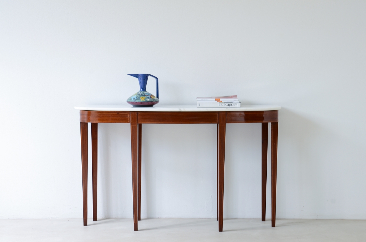 Elegante console a otto gambe rastremate con piano in marmo Carrara.  Manifattura italiana anni 50ca.