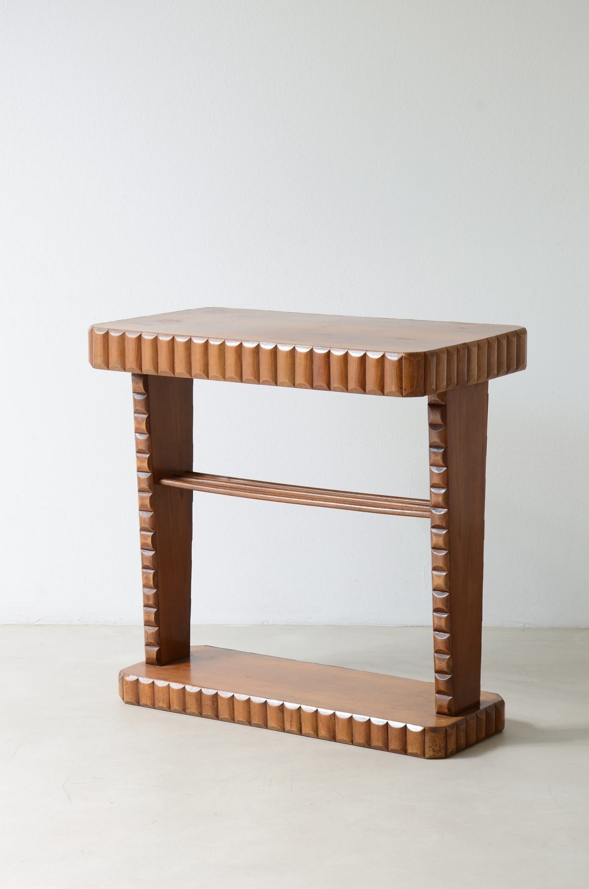Piccola elegante console con profili in legno diamantato, Manifattura italiana 1940ca.