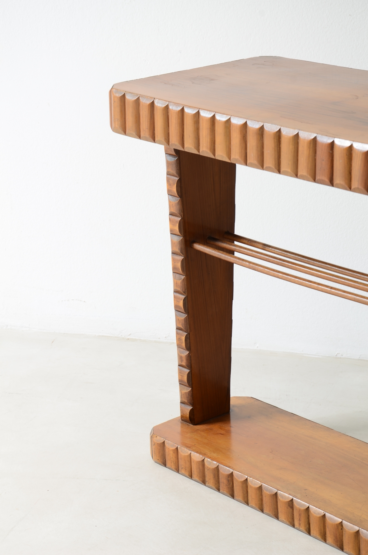 Piccola elegante console con profili in legno diamantato, Manifattura italiana 1940ca.
