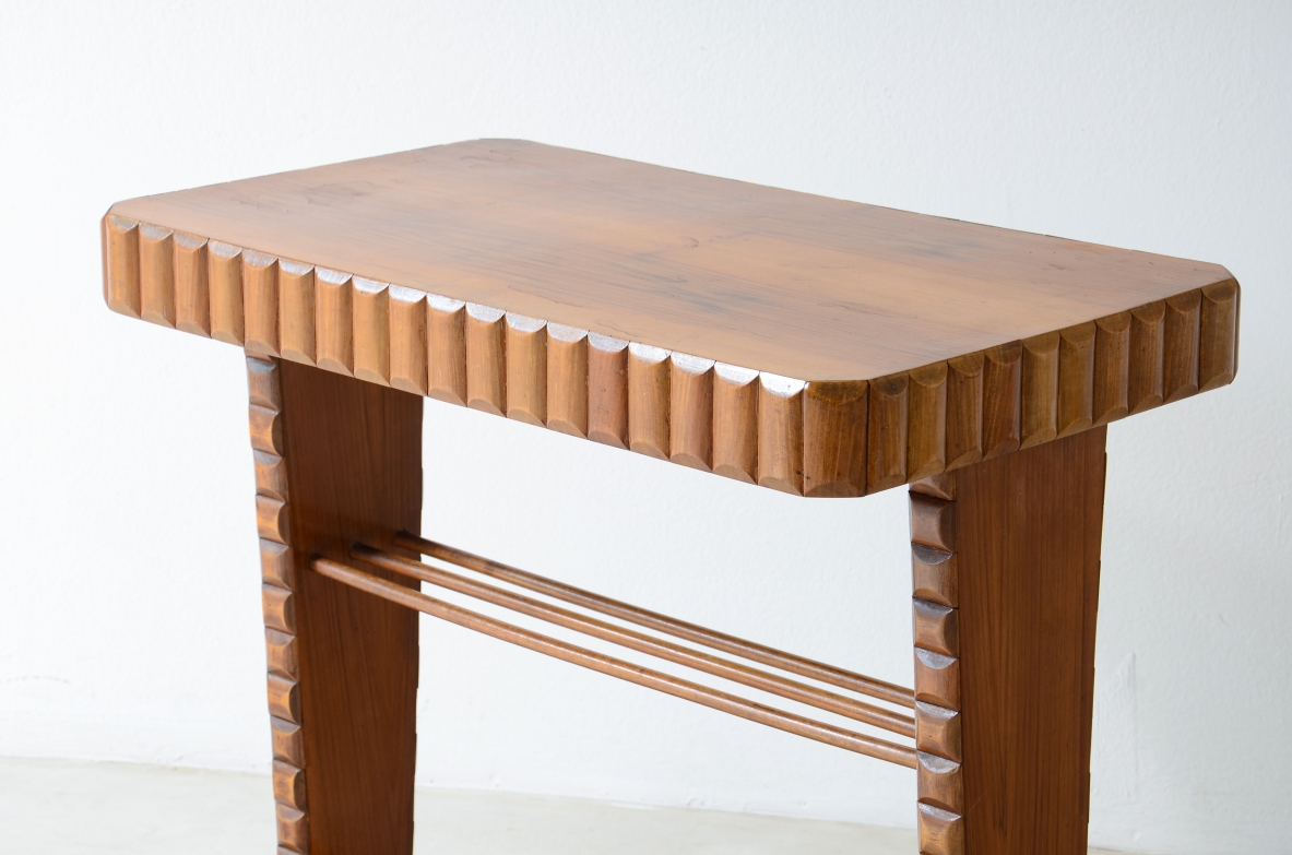 Piccola elegante console con profili in legno diamantato, Manifattura italiana 1940ca.