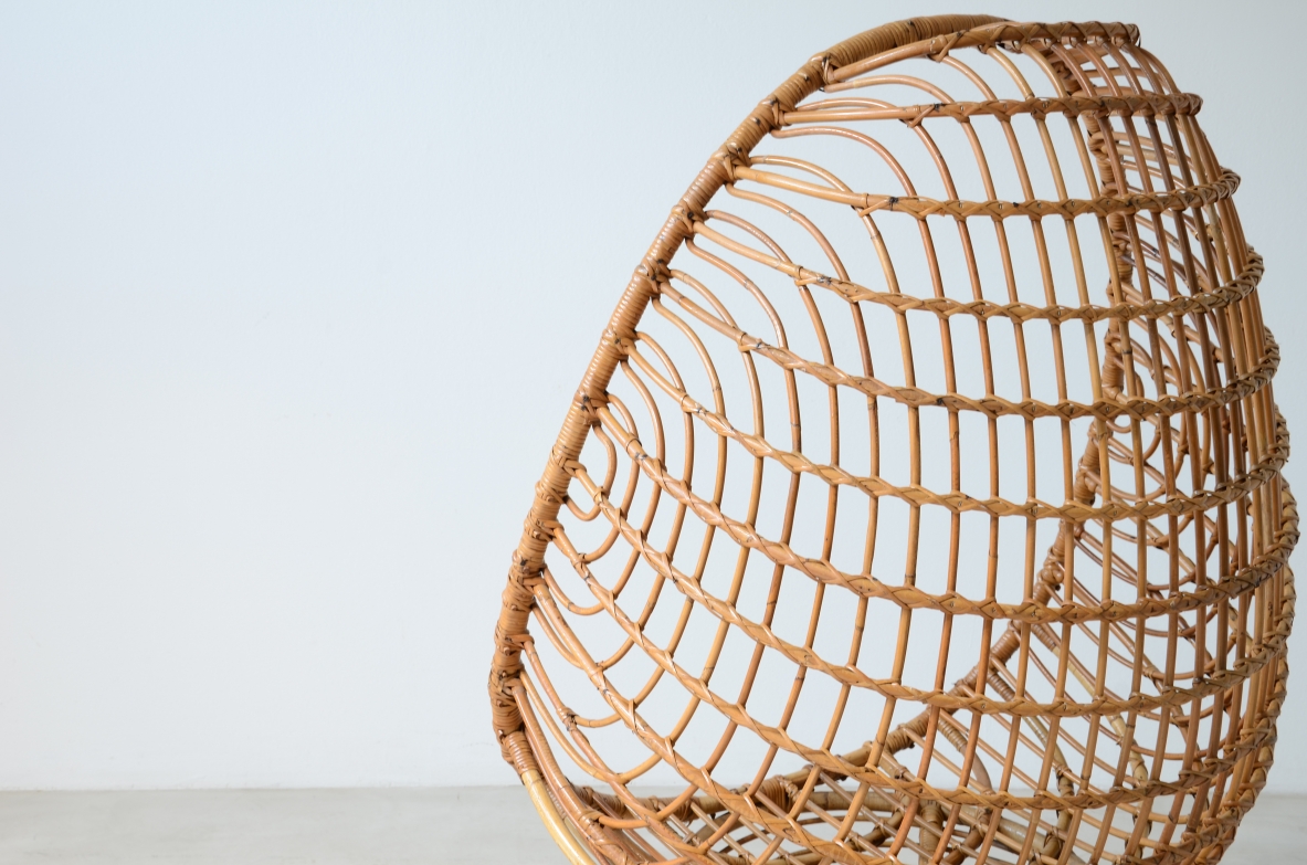 Bonacina, 1955ca. Splendida seduta a uovo in giunco e rattan intrecciato.