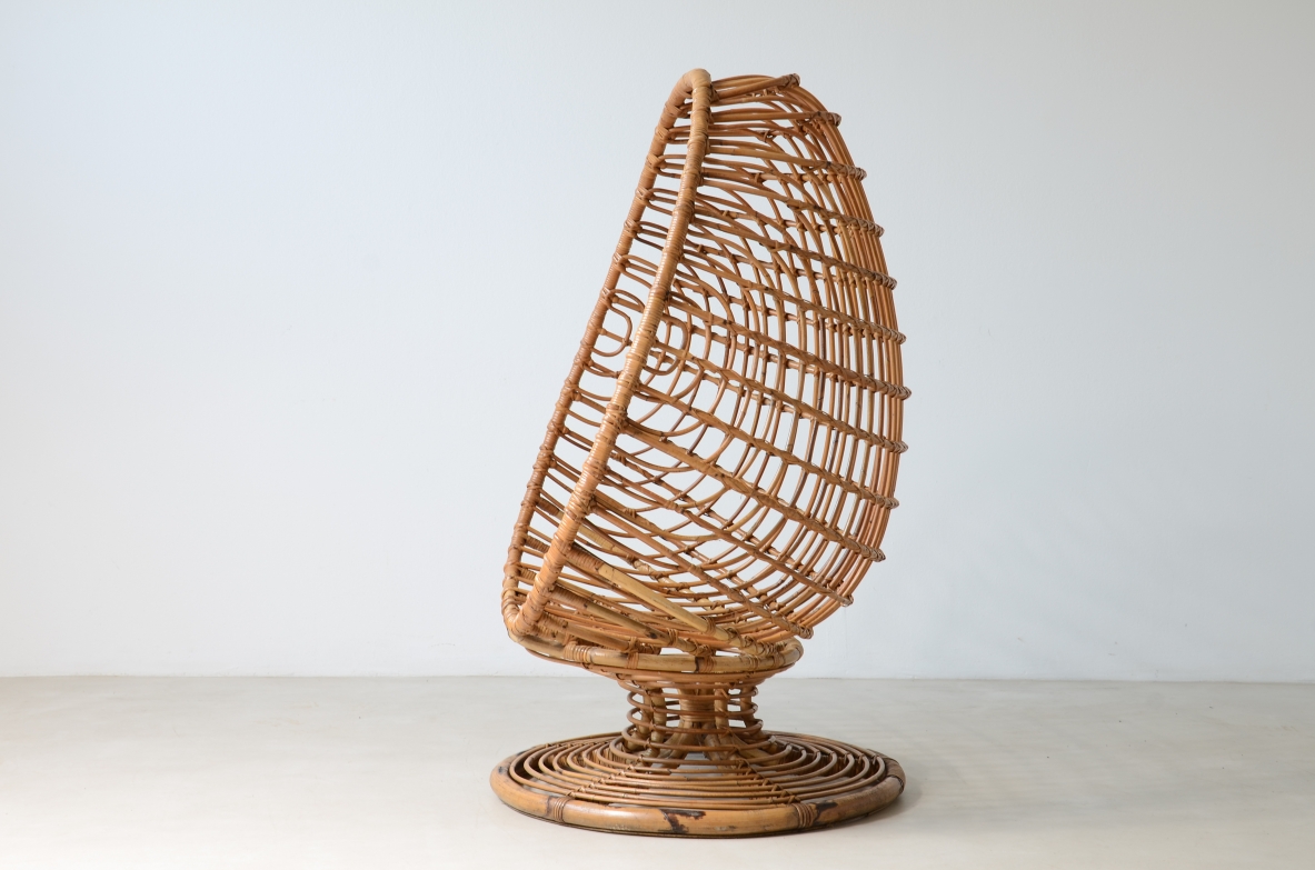 Bonacina, 1955ca. Splendida seduta a uovo in giunco e rattan intrecciato.