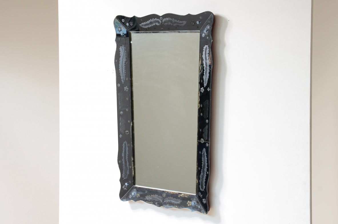 Pietro Chiesa  Elegant mirror with shaped frame in cut and engraved glass, small glass decorations.  Prod. Fontana Arte 1940ca.