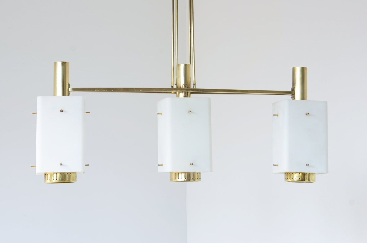 Stilnovo Elegant three-light chandelier in brass with opaline glass pendants. Bruno Gatta 1950