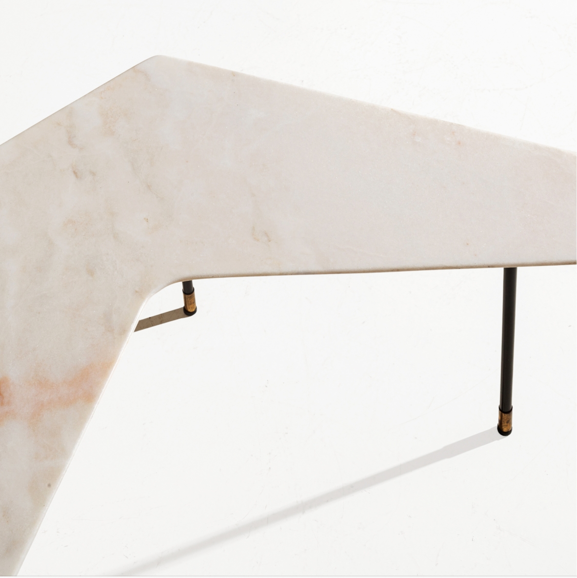 Gio Ponti, tavolino con piano sagomato e molato, in marmo rosa di carrara, Cassina 1950ca.