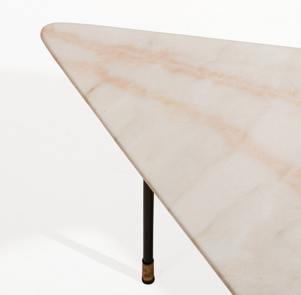 Gio Ponti, tavolino con piano sagomato e molato, in marmo rosa di carrara, Cassina 1950ca.