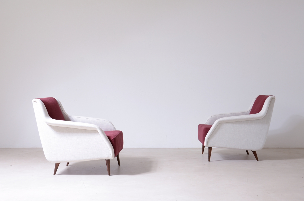 Carlo De Carli, Gio Ponti  Coppia di poltrone Mod.802 rivestite in tessuto imbottito. Disegnate nel 1954, Cassina