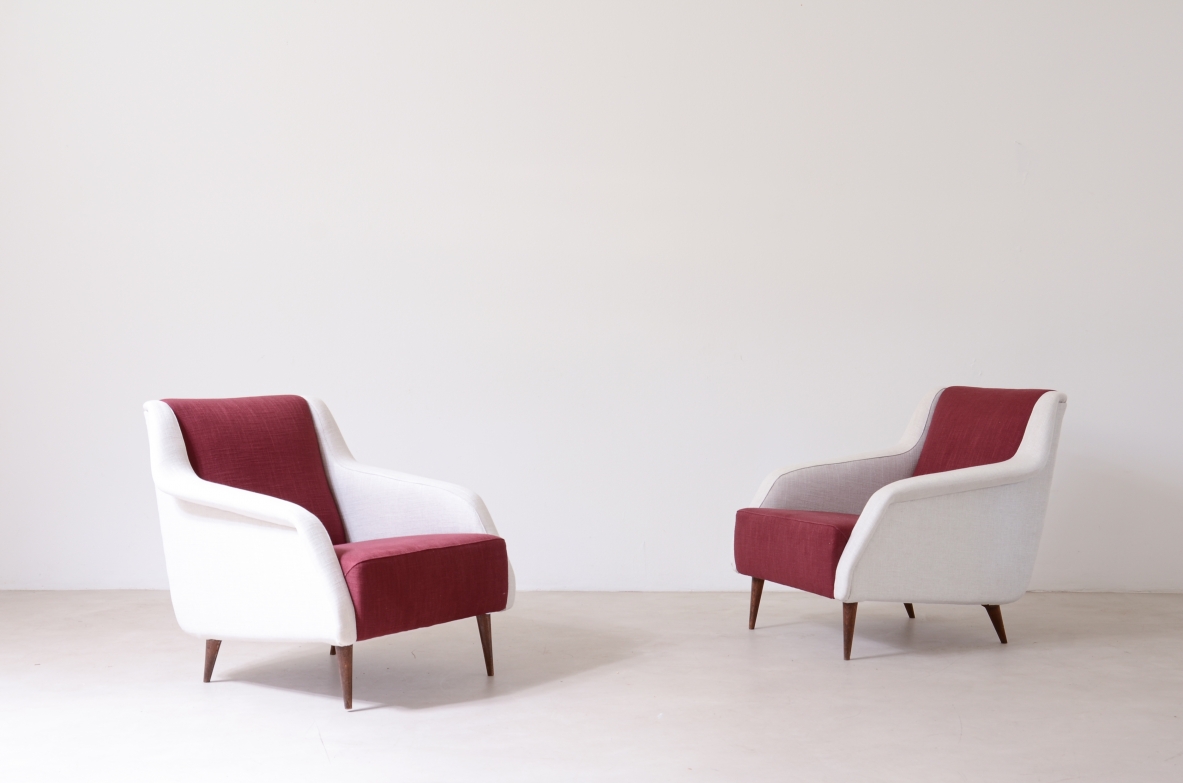 Carlo De Carli, Gio Ponti  Coppia di poltrone Mod.802 rivestite in tessuto imbottito. Disegnate nel 1954, Cassina