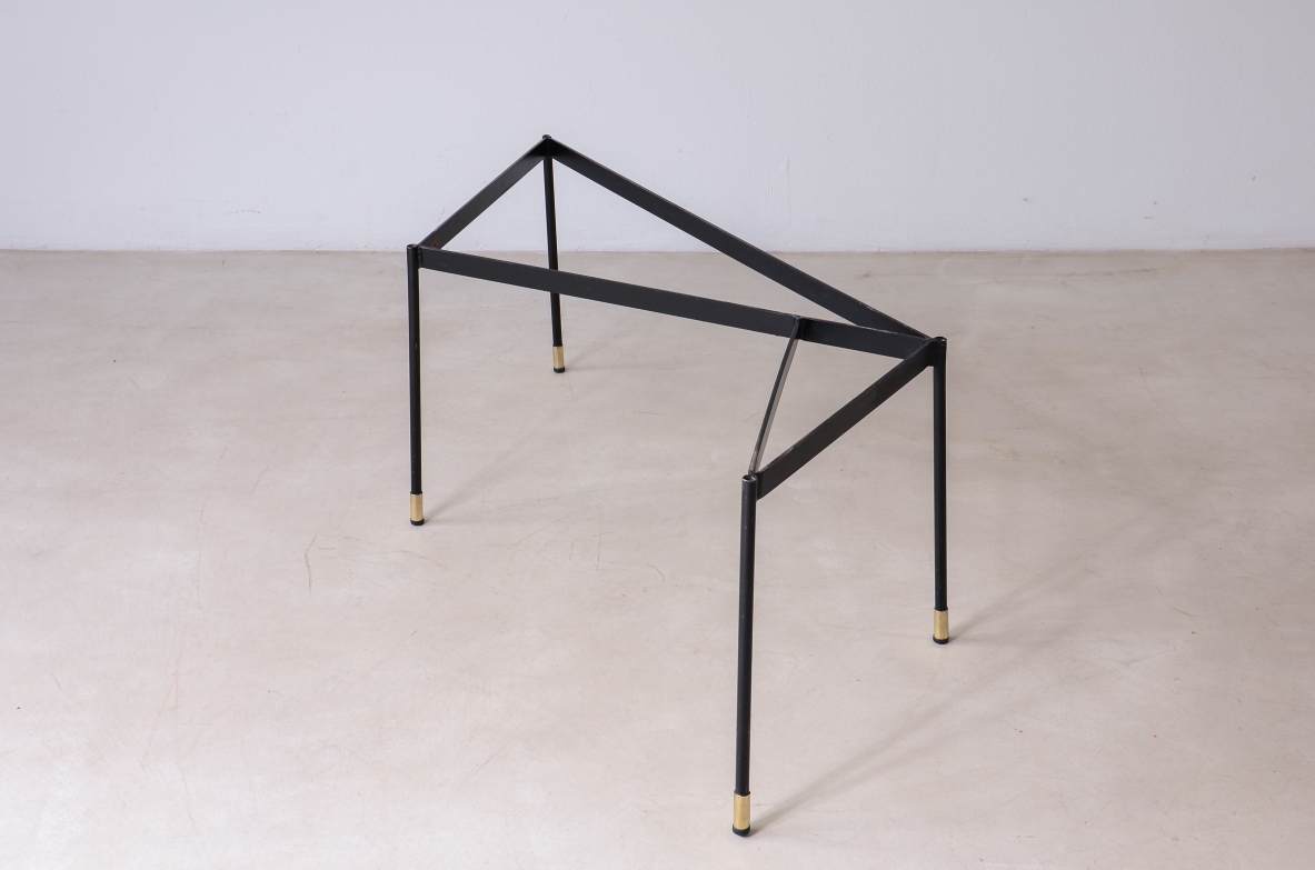 Gio Ponti, tavolino con piano sagomato e molato, in marmo rosa di carrara, Cassina 1950ca.