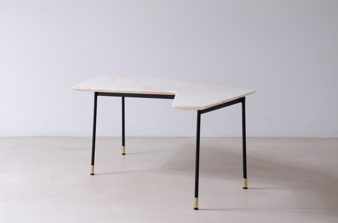 Gio Ponti, tavolino con piano sagomato e molato, in marmo rosa di carrara, Cassina 1950ca.