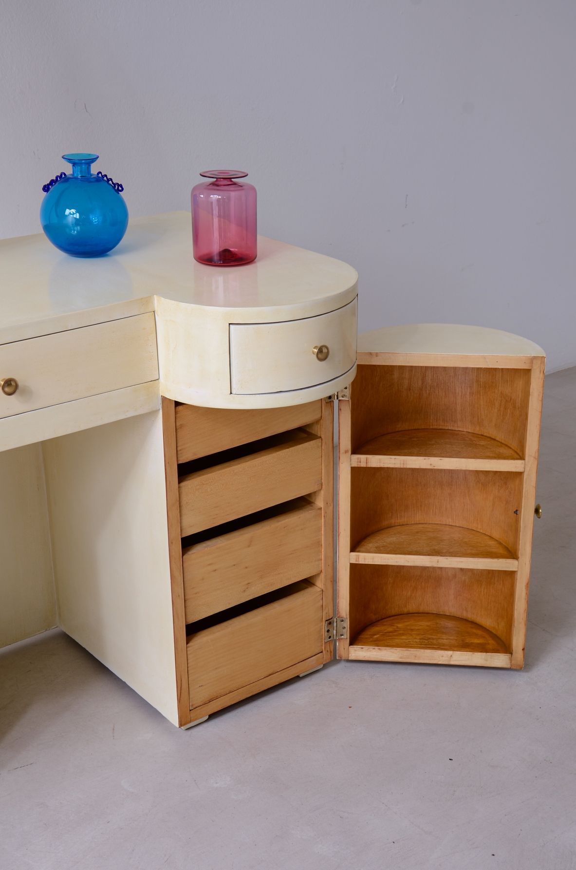 Elegante toilette/console/scrittoio in legno laccato con specchio basculante, Manifattura italiana, 1930ca
