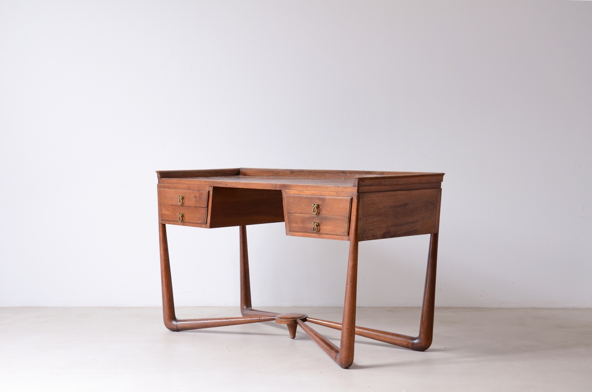 Guglielmo Ulrich   Elegante scrittoio in noce con crociera a terra e 4 cassetti sagomati Manifattura 1940ca.