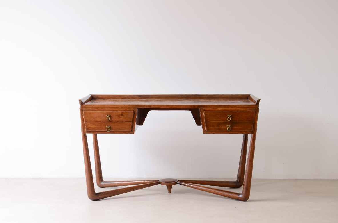 Guglielmo Ulrich   Elegante scrittoio in noce con crociera a terra e 4 cassetti sagomati Manifattura 1940ca.