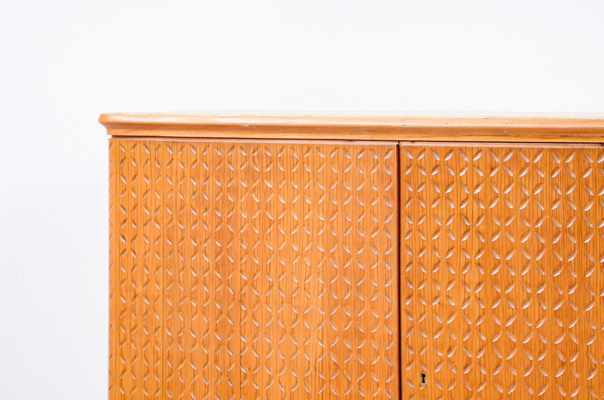 ABV Borsani  Elegante mobile a due ante con motivi ad intaglio. Anni 40ca