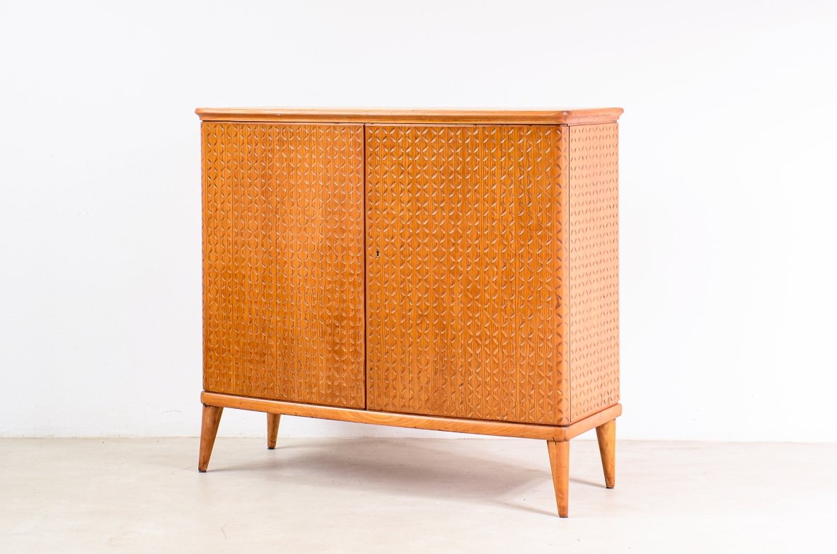 ABV Borsani  Elegante mobile a due ante con motivi ad intaglio. Anni 40ca