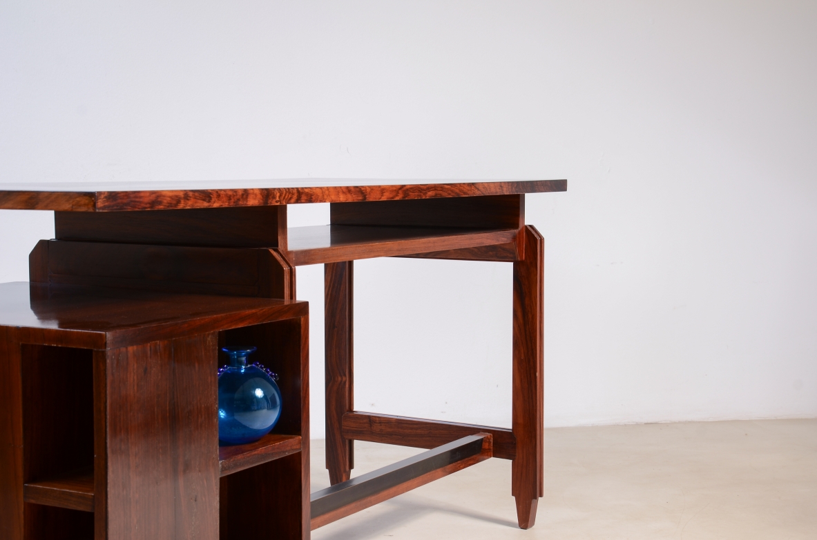 Elegante scrivania da centro con cassetti e scomparti libreria