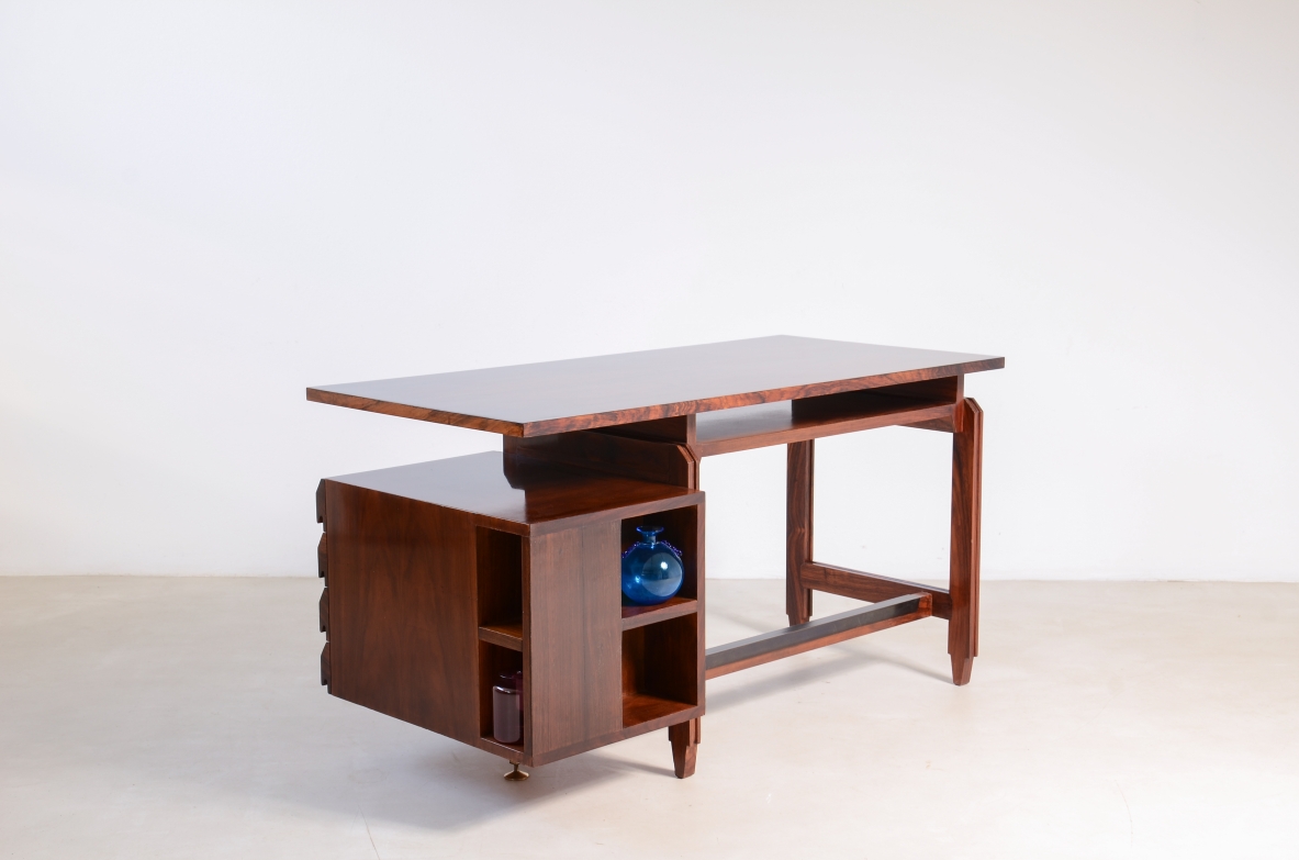 Elegante scrivania da centro con cassetti e scomparti libreria