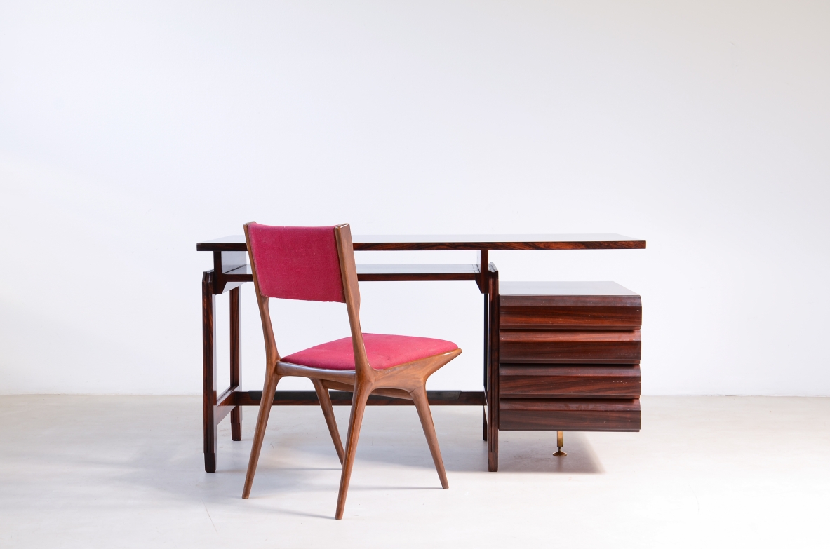 Elegante scrivania da centro con cassetti e scomparti libreria