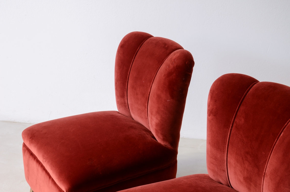 Coppia di piccole poltroncine rivestite in velluto imbottito.  Attr. Guglielmo Ulrich, 1940ca