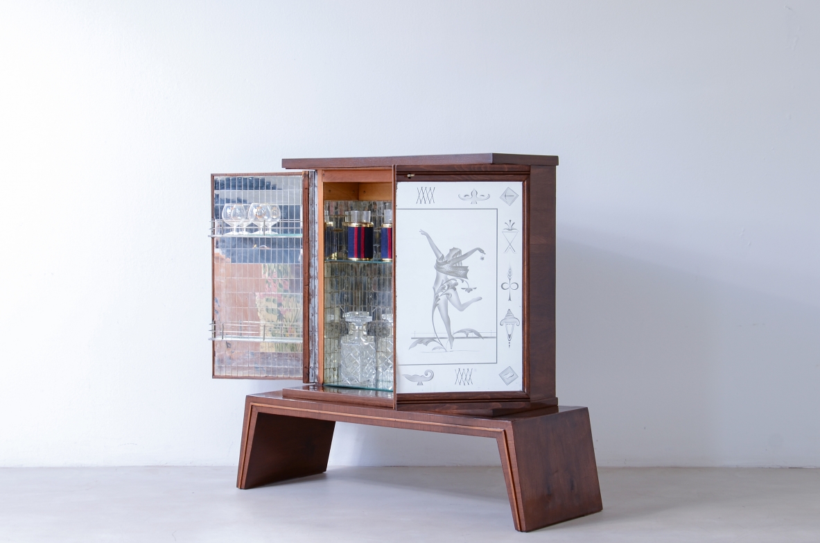 Piccolo elegante bar con fronte a due ante specchiate con figure e decori incisi.  Manifattura italiana, 1940ca.