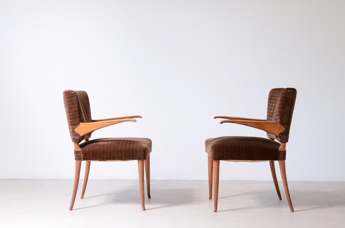 Guglielmo Ulrich  Pair of chairs with cantilevered armrests in light wood with carved detail.  Arca manufacture, Milan, ca. 1950.